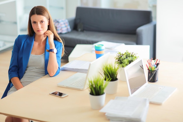 Jak stworzyć funkcjonalne i przyjazne miejsce pracy wyposażając biuro?