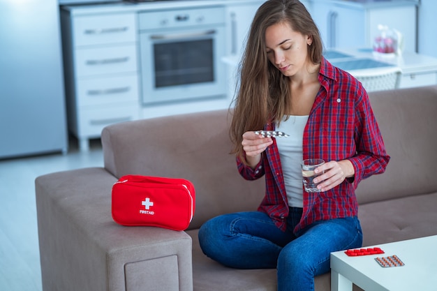 Jakie niezbędne elementy powinna zawierać apteczka domowa?