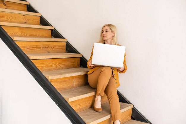 Co można położyć na schody aby były bezpieczne i estetyczne?