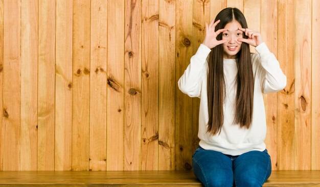 Z czego zrobić ścianę w salonie aby nadać wnętrzu wyjątkowy charakter?