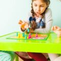 Jakie gry dla dzieci co mają 7 lat sprawdzą się podczas rodzinnych zabaw?