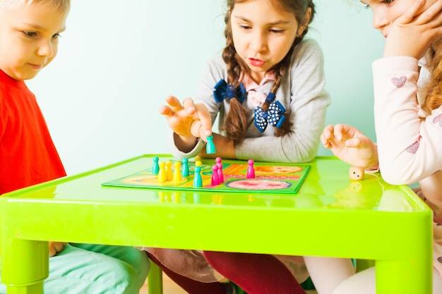 Jakie gry dla dzieci co mają 7 lat sprawdzą się podczas rodzinnych zabaw?