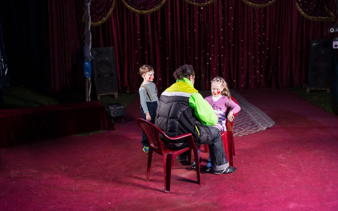 Wycieczka szkolna do teatru – jak przebiega i co daje uczniom?