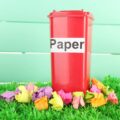 Jaki jest kolor pojemnika do którego wrzucamy papier?