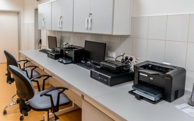 Jak włączyć serwis wyświetlacza w smartfonie Plus?